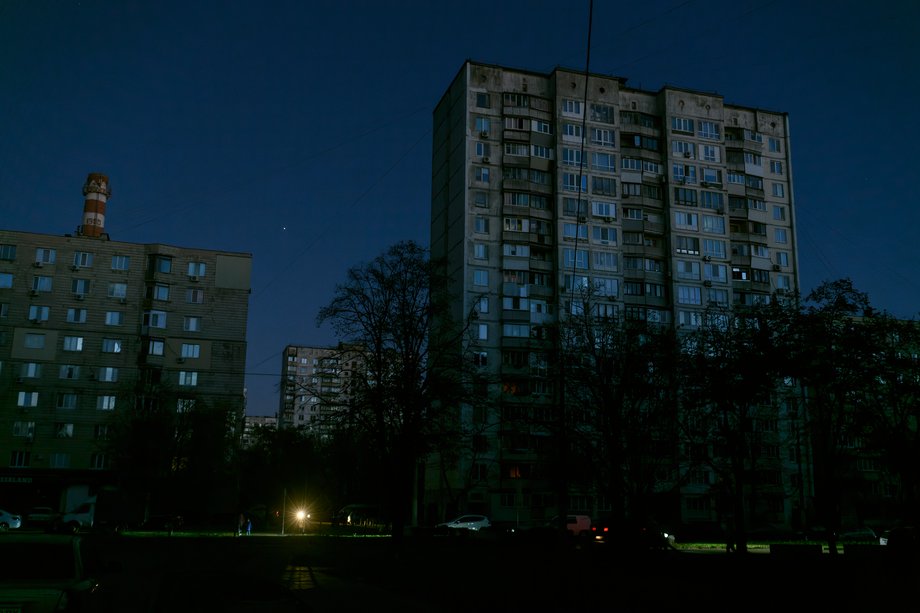 Nieoświetlone ulice i bloki mieszkalne podczas przerwy w dostawie prądu po rosyjskim ataku rakietowym na ukraińską infrastrukturę energetyczną w Kijowie, 31 października 2022 r.