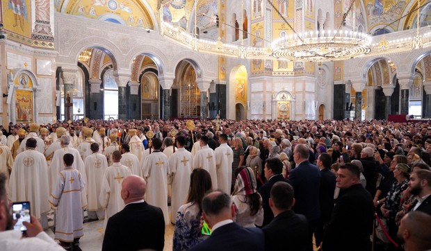 Patrijarh Porfirije u Hramu Svetog Save služi liturgiju pred Časnim pojasom Presvete Bogorodice