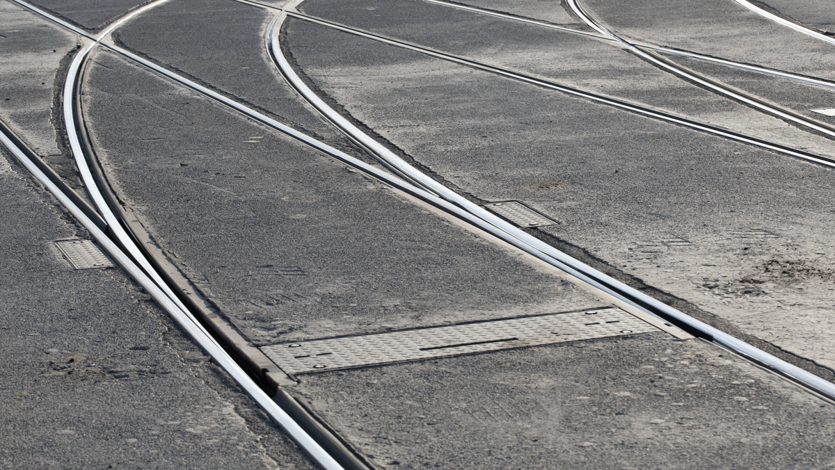 W centrum Gdańska, w pobliżu Podwala Grodzkiego, wykoleił się tramwaj, który uderzył w przejeżdżający obok samochód.