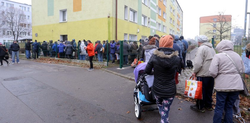 Tak się upokarza potrzebujących. Stali 6 godzin w kolejce po lichą paczkę z żywnością