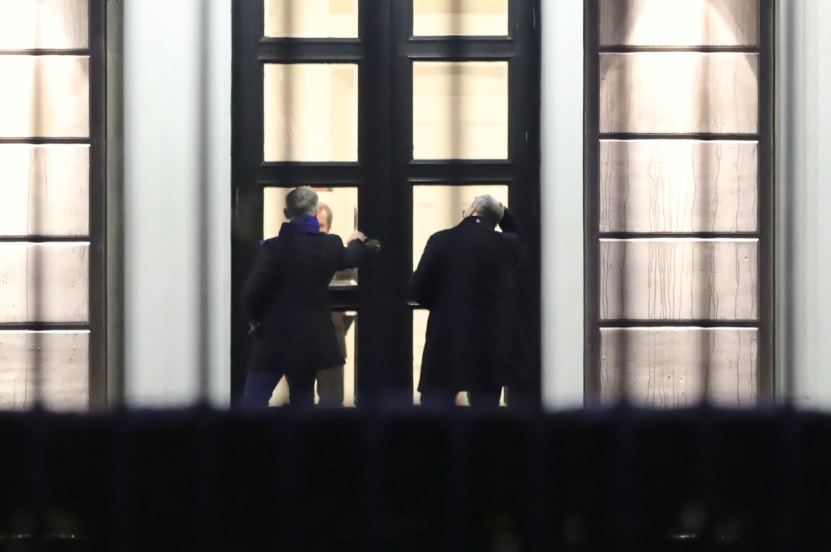 Przedstawiciele klubów i kół poselskich przed Pałacem Prezydenckim w Warszawie
