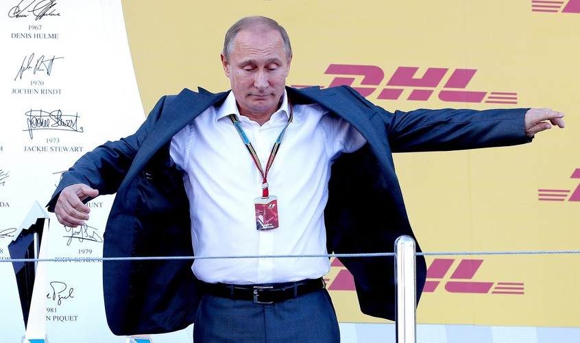 Władimir Putin carem Formuły 1. Wręczał nagrody kierowcom po Grand Prix Rosji