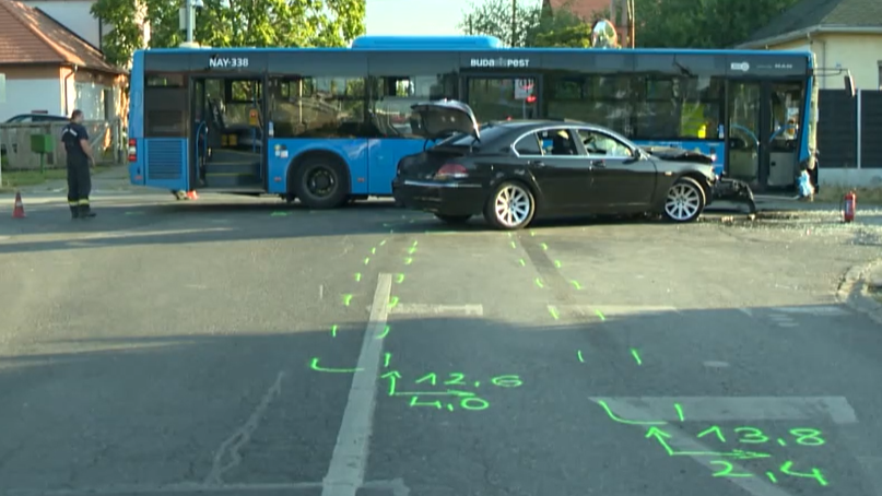 Gyermekek sérültek meg a kispesti balesetben: autó és BKK-busz karambolozott a veszélyes kereszteződésben – videó