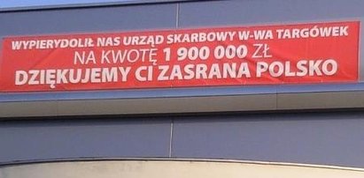 FIAT o napisie "ZASR...A POLSKO" na salonie firmowym