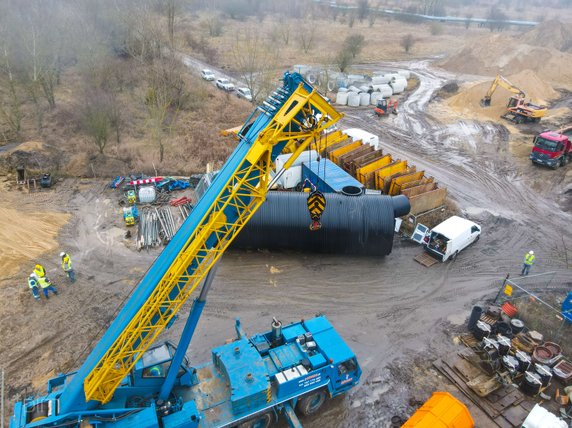 Trwa montaż specjalnych separatorów, które będą oczyszczać wodę opadową fot. PIM