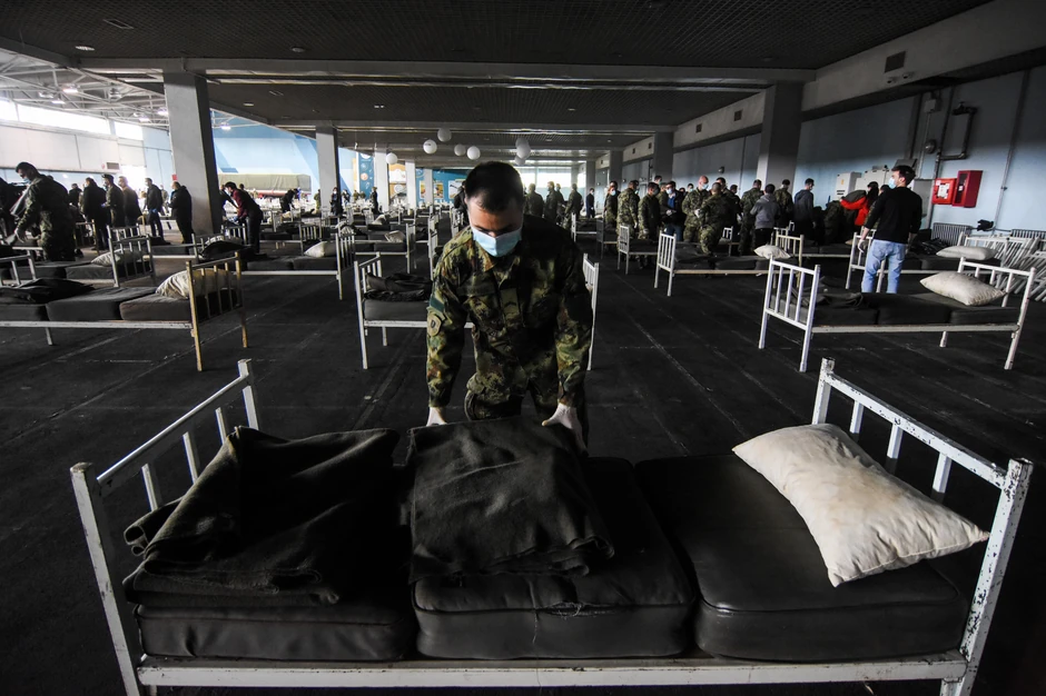 Spremanje hale u Novom Sadu za prijem lakše obolelilh pacijenata