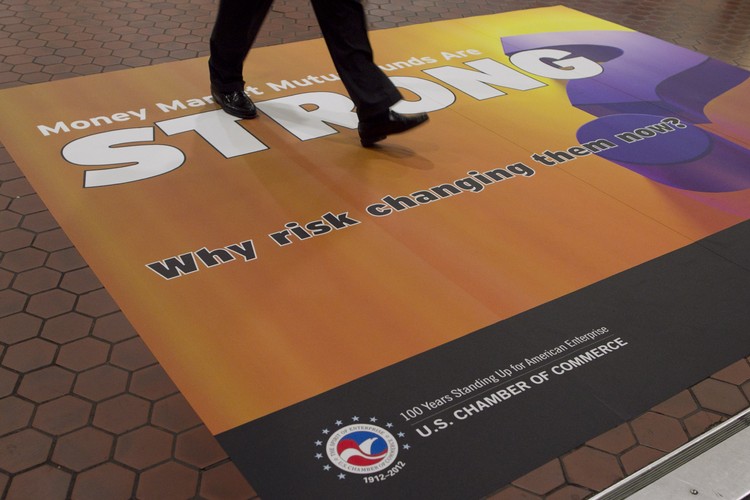 1. US Chaber of Commerce. Wydatki na lobbing w 2012 r.: 136.300 mln USD. Najbardziej wpływowa politycznie grupa zrzesza przedsiębiorców i handlowców Stanów Zjednoczonych. Popiera ona walkę z piractwem internetowym, globalizację i outsourcing, a sprzeciwia się regulacji finansów, reformie zdrowia, walce ze zmianami klimatycznymi czy obowiązkowym kontrolom statusu imigrantów. USCC wykazuje silną preferencję dla Republikanów. Dla przykładu, w kampanii wyborczej w 2009 roku sfinansowała agresywne spoty atakujące kandydatów z Partii Demokratycznej. W ostatnich latach pojawiało się dużo oskarżeń, że USCC lobuje w sposób niezgodny z amerykańskim prawem. *Wszystkie dane o wydatkach na lobbing na podst. informacji Center for Responsive Politics.