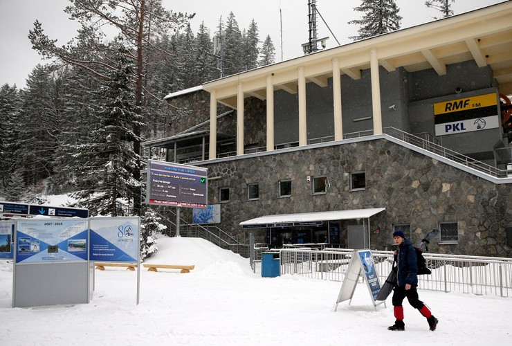 Budynek dolnej stacji kolei linowej z Kuźnic na szczyt Kasprowego Wierchu w Tatrach