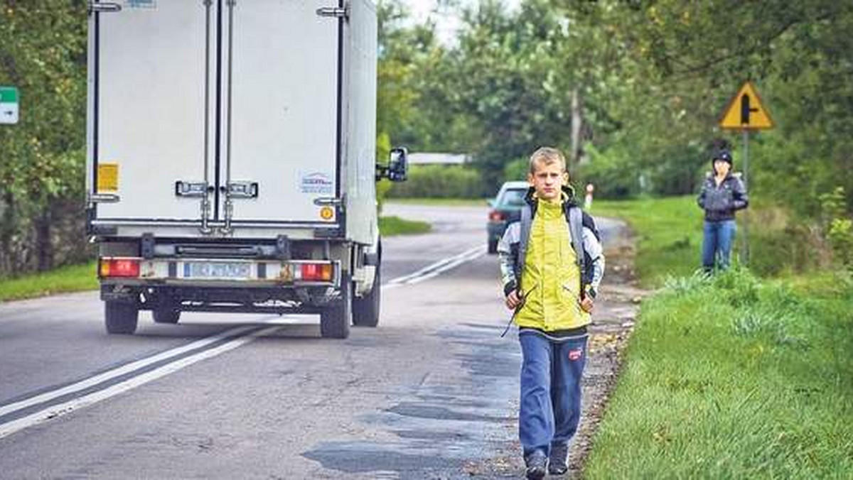 Krystiana z Chałup do podstawówki do Konikowa woził bezpłatnie autobus szkolny. Ale do gimnazjum w Świeszynie chłopiec ma już za blisko. Chodzi na piechotę, choć autobus przejeżdża przez jego wieś.