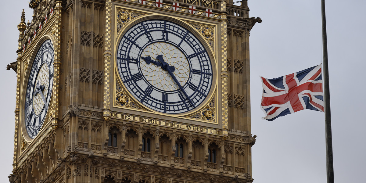 Londyn. Brytyjska flaga opuszczona do połowy masztu.