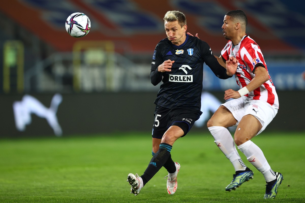 Zawodnik Cracovii Rivaldo Junior (P) i Jakub Rzeźniczak (L) z Wisły Płock podczas meczu 26. kolejki piłkarskiej Ekstraklasy