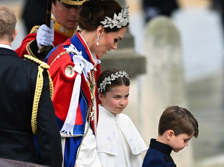 Księżna Catherine księżniczką Charlotte księciem Louisem w drodze koronację Karola III