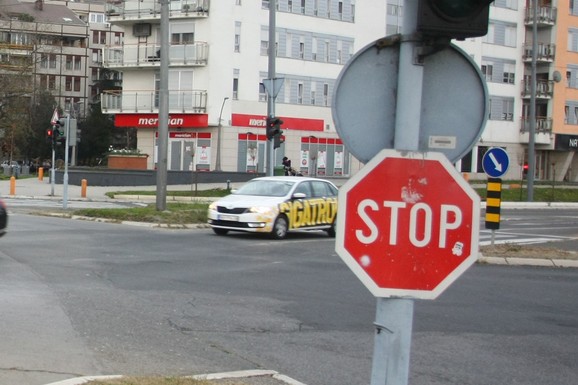 Zašto znak "STOP" jedini ima drugačiji oblik od ostalih saobraćajnih znakova: Tri su razloga