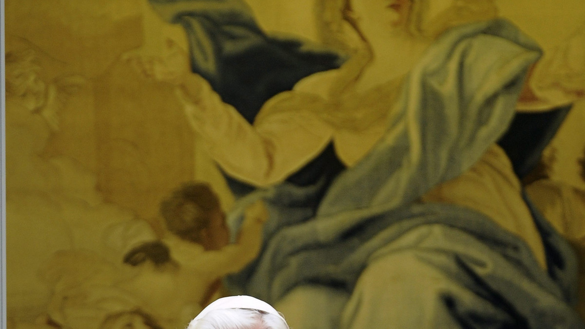 Benedykt XVI w drugim dniu pobytu w Hiszpanii, w piątek, podczas spotkania z zakonnicami na dziedzińcu królewskim klasztoru w Escorialu bronił "ewangelicznego radykalizmu" życia konsekrowanego przeciwko "relatywizmowi i przeciętności".