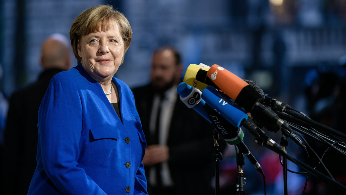 Ponad połowa ankietowanych Niemców nie wierzy, że w razie ponownego objęcia funkcji kanclerza Angela Merkel przetrwa na stanowisku przez całą kadencję parlamentu do 2021 roku - wynika z sondażu przeprowadzonego dla dziennika "Handelsblatt".