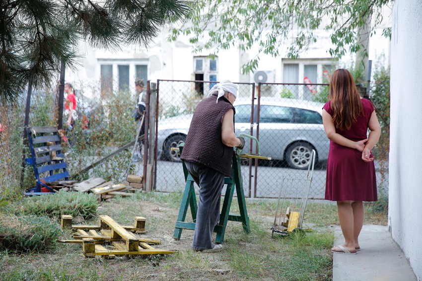 Komšinice čija deca su imala nemili susret za ženom u nošnji