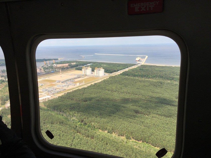 Kaczyński poleciał na grób brata policyjnym helikopterem