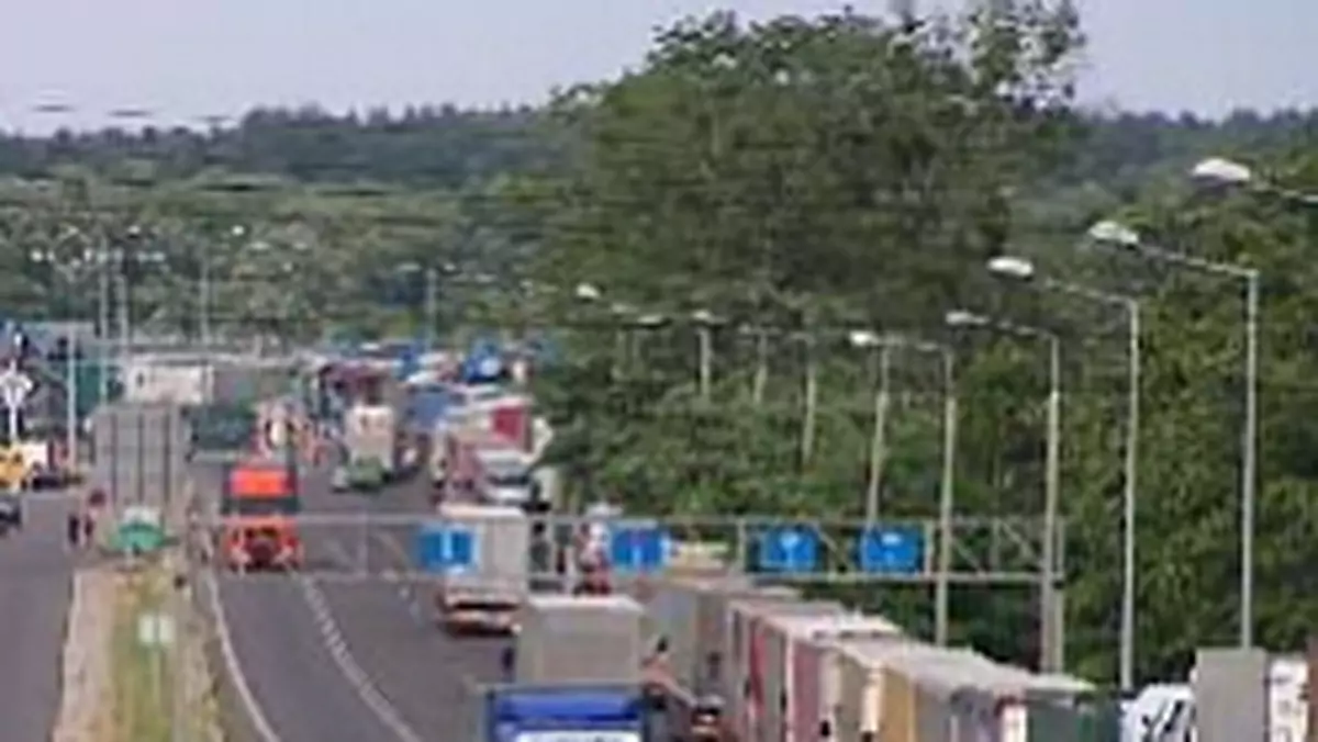 Kilkaset TIR-ów oczekuje w Dorohusku na przekroczenie granicy, zmarł kierowca