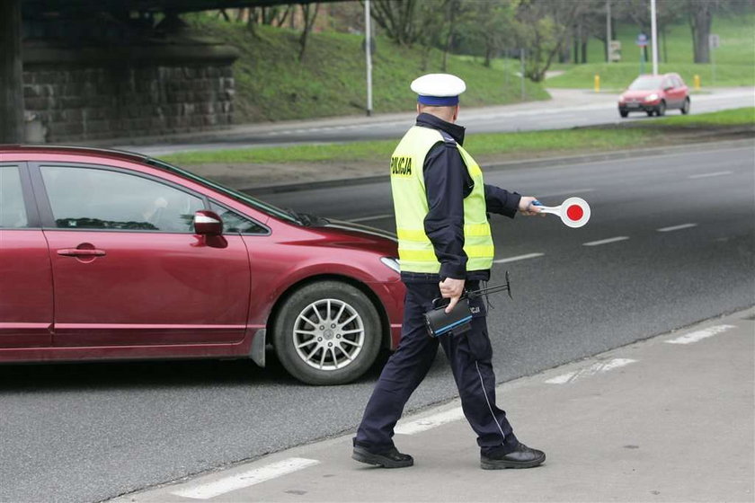 Ci policjanci dużo wypili. Mówią, że... amolu