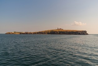 Duże okręty desantowe i systemy obrony przeciwlotniczej. Rosja umacnia się na Wyspie Węży