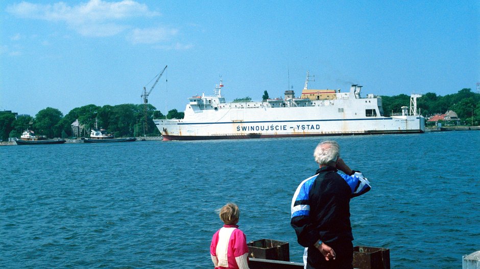 MF Jan Heweliusz cumuje przy nabrzeżu w cieśninie Świny, czerwiec 1992 r.