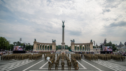 Mi történt? Több száz katona lepte el a Hősök terét – fotók