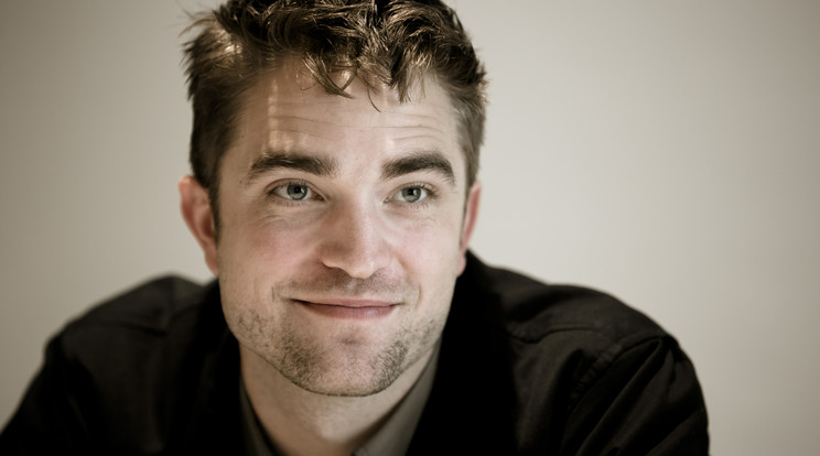 Robert Pattinson barátnője mást ölelgetett a tengerparton /Fotó: Northfoto