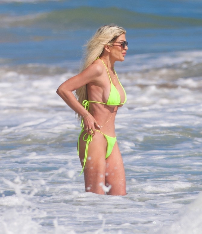 Tori Speling pokazala izvajano telo u bikiniju na plaži u Malibuu