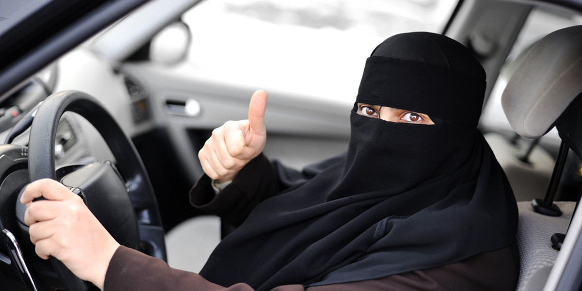 W Arabii Saudyjskiej prawo nakazuje kobietom zasłanianie twarzy. Król Salman zaczął jednak łagodzenie innych restrykcji, m.in. zezwolił kobietom na prowadzenie aut