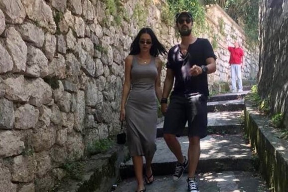 Upoznali se na snimanju serije, venčali u Los Anđelesu i imaju DVA SINA Glumac je od koleginice stariji 10 godina, žive ljubavnu bajku: "Slažemo se"