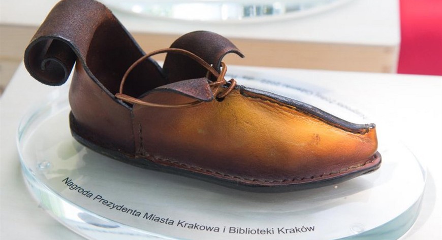 Książkę do Nagrody Żółtej Ciżemki może zgłosić każdy, niezależnie od tego, czy jest wydawcą, księgarzem, czy czytelnikiem. Zwycięzca otrzyma 25 tys. zł.
