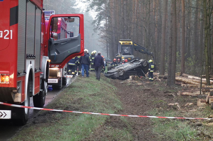 20-latek chciał uniknąć zderzenia, dachował. Z auta została miazga