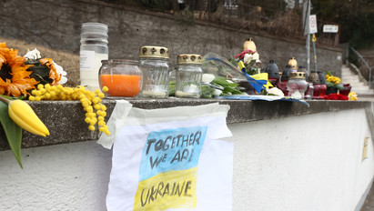 Szívszorító látvány fogadja a budapesti ukrán nagykövetség előtt az embereket – fotók 