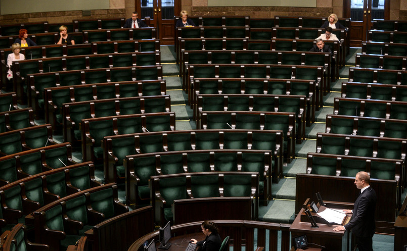 Wiceszef MON Tomasz Szatkowski przemawia do niemal zupełnie pustej sali posiedzeń