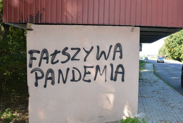 Jeden z napisów, który mieli wykonać zatrzymani mężczyźni