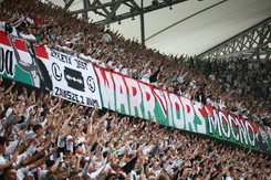 Kibice Legii Warszawa znów uderzyli w Rafała Trzaskowskiego. 'Cóż szkodzi obiecać'