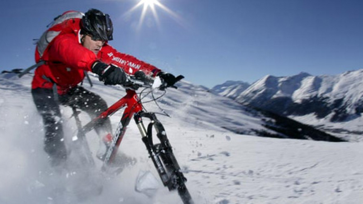 Zima wcale nie musi oznaczać końca sezonu rowerowego. Najwytrwalsi rowerzyści, którym nie straszny chłód od dawna stosują specjalne opony z grubszym bieżnikiem lub z kolcami. Ale co zrobić gdy warstwa śniegu robi się coraz grubsza?