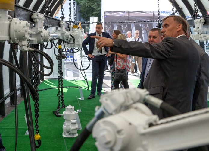 „W żadnym wypadku nie możemy zgodzić się z kampanią antywęglową i z poglądami, że górnictwo trzeba zlikwidować, zamknąć, a węgiel wyeliminować z miksu energetycznego Unii Europejskiej – bo to strzelanie sobie w kolano” - dodał.
<br>
Prezes stowarzyszenia Euracoal, skupiającego europejskie środowisko górnicze Wolfgang Cieslik zaznaczył, że branża będzie jeszcze przez następne 50 lat zabezpieczeniem dostaw źródeł energii dla sektora energetycznego. Zwrócił przy tym uwagę na obecną rolę stabilizującą w sektorze Polski, gdzie węgiel odpowiada za ok. 80 proc. miksu energetycznego oraz Niemiec, gdzie udział ten to blisko 50 proc.
<br><br>mtb/ akp/ son/<br> fot. (mr) PAP/Andrzej Grygiel