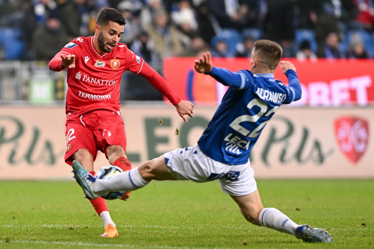 Zawodnik Lecha Poznań Radosław Murawski (P) i Fabio Nunes (L) z Widzewa Łódź podczas meczu 16. kolejki piłkarskiej Ekstraklasy