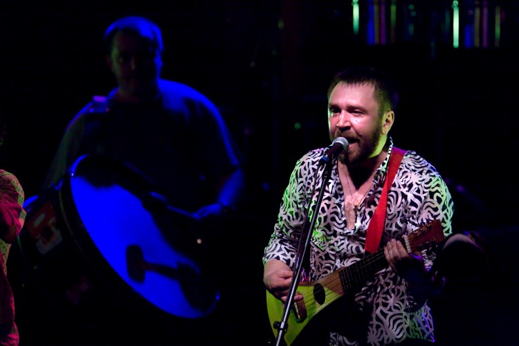 Sam Sznurow umiejscawia się gdzieś pomiędzy Włodzimierzem Wysockim a Johnnym Rottenem