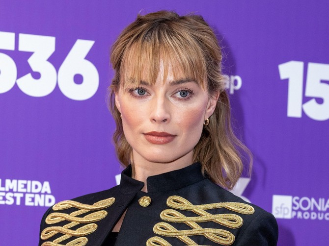 Margo Robi očarala London u fantastičnom stajlingu u stilu Napoleona