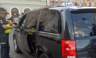 Szokujące wyniki kontroli taksówek w Warszawie! Tylu kierowców łamie prawo!