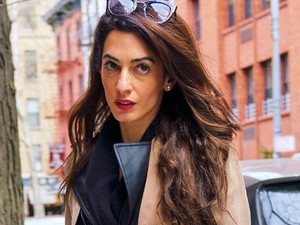 Amal Clooney újraértelmezte a ballonkabát fogalmát és imádjuk érte!