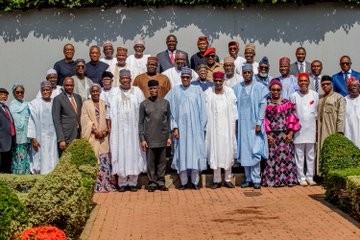 Buhari's last photograph with his 2015 cabinet (Presidency)  