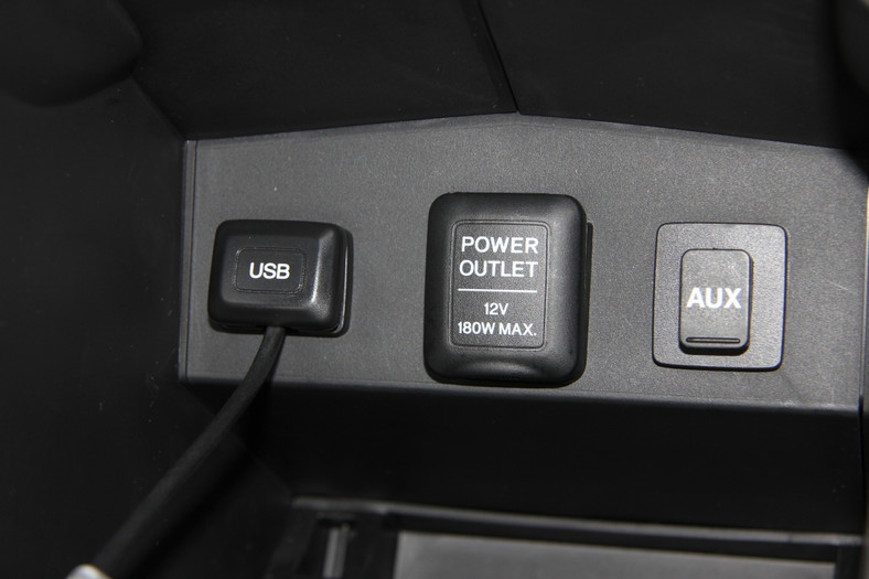 Gniazda AUX i USB umieszczono w schowku pod podłokietnikiem Hondy CRV. USB jest wszechstronne. Po podłączeniu iPoda służy również jako źródło zasilania.