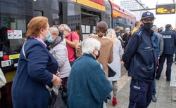 Koronawirus w Polsce, możliwy powrót obostrzeń. "Sytuacja się pogarsza"