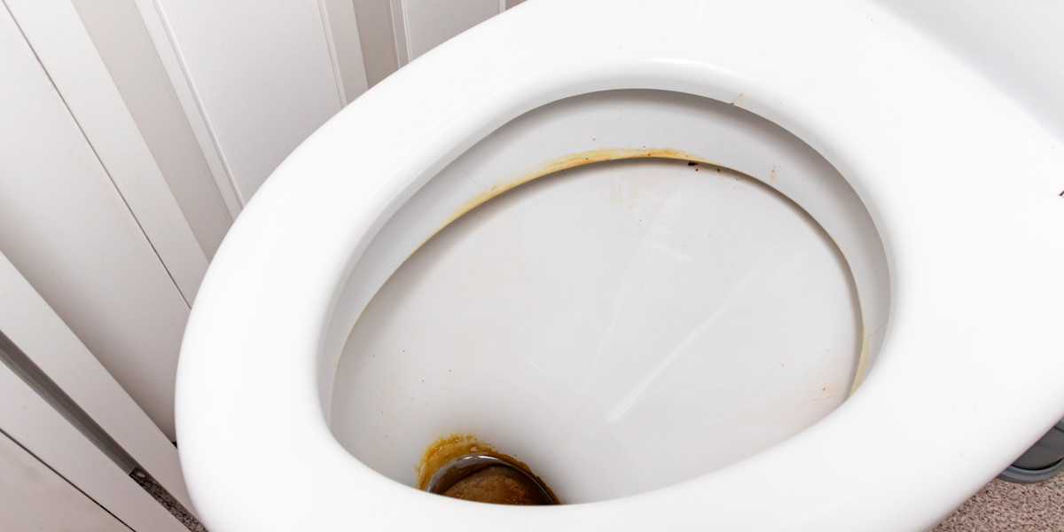 Popularne środki do czyszczenia toalet niszczą łazienki. Unikaj tych produktów.