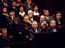 Bracia Kaczyńscy czy Tusk? Kto lepiej przewidział zagrożenie ze strony Rosji? SONDAŻ