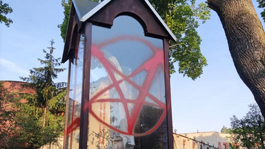 Pentagramy na kapliczkach przed szczecińskim kościołem