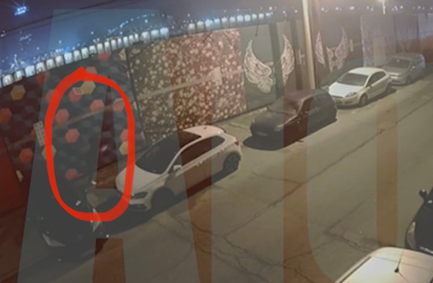 Na početku snimka se jedva nazire silueta mladića u majici s kratkim rukavima i, kako izgleda, belim patikama